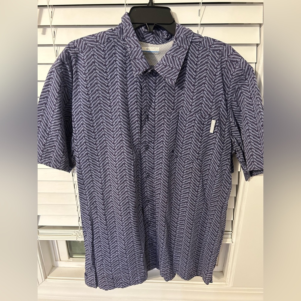Columbia vented fishing shirt, size Medium